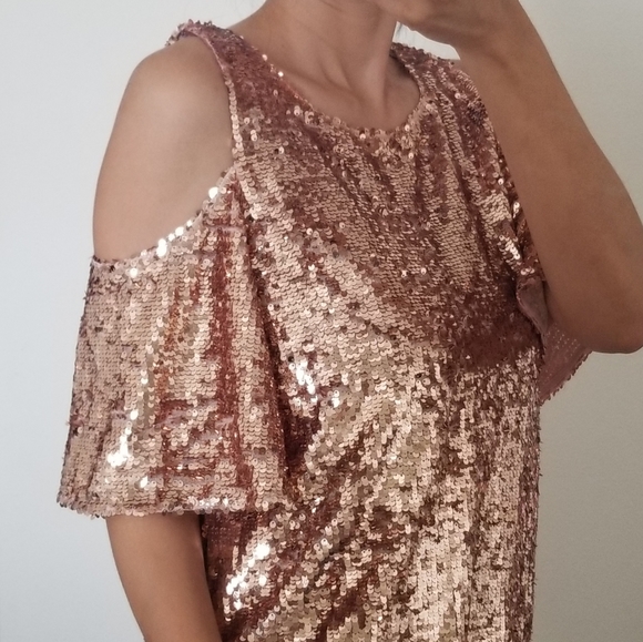 NWOT Sequin open shoulder top - Picture 7 of 8